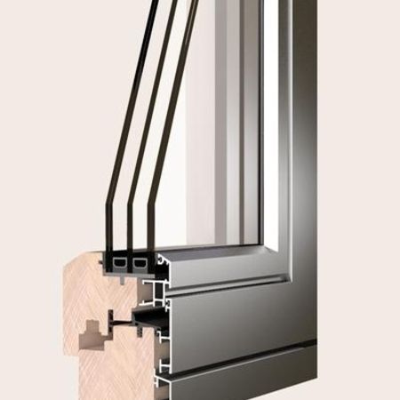 Detailaufnahme eines Fensterprofils mit Holz- und Aluminiumanteil in technischer Darstellung.